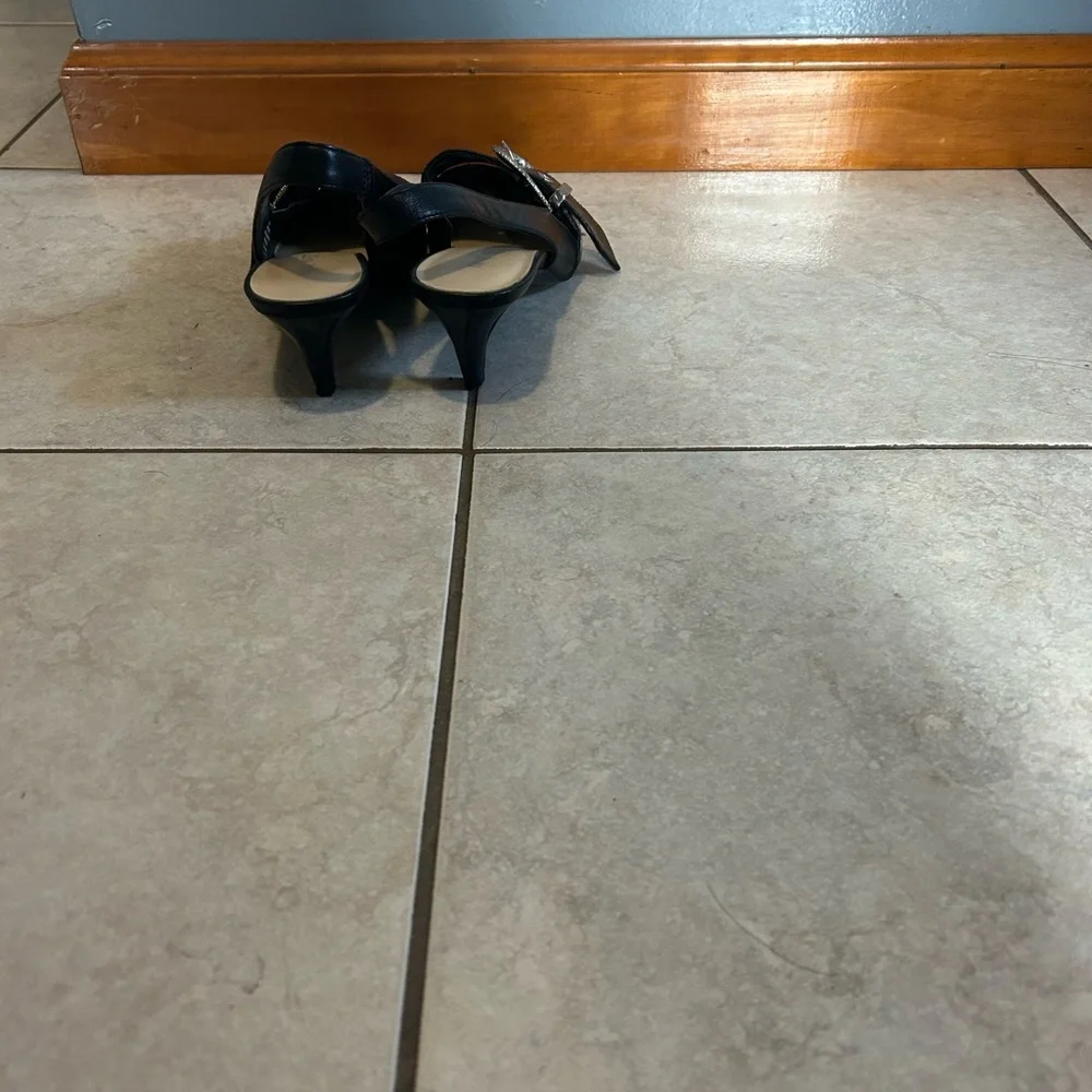 Elegant Black Slingback Heels - Picture 5 of 8